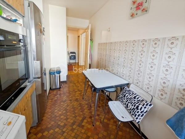 Opportunité!

Appartement 99m2 avec 5 pièces , 3 grandes chambres : 11 à 14m2 (possibilité 4eme chambre), 
Grand séjour , salle de bain et salle d'eau. 

Au 3eme étage avec ascenseur. 

Idéalement situé avenue Philippe Auguste, à 2 pas du métro Philippe Auguste.

Les ++ :

Ascenseur 
Traversant : Sud/Nord
Double balcon 
Calme absolu
Résidence très bien entretenue & sécurisée
Climatisation récente 
Double séjour ( 30m2)
Possibilité d'ouvrir la cuisine sur le séjour 

Une cave et un parking complètent ce bien.

Rafraîchissement à prévoir.

Gros potentiel