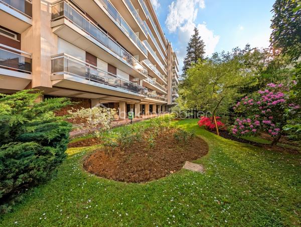 Opportunité!

Appartement 99m2 avec 5 pièces , 3 grandes chambres : 11 à 14m2 (possibilité 4eme chambre), 
Grand séjour , salle de bain et salle d'eau. 

Au 3eme étage avec ascenseur. 

Idéalement situé avenue Philippe Auguste, à 2 pas du métro Philippe Auguste.

Les ++ :

Ascenseur 
Traversant : Sud/Nord
Double balcon 
Calme absolu
Résidence très bien entretenue & sécurisée
Climatisation récente 
Double séjour ( 30m2)
Possibilité d'ouvrir la cuisine sur le séjour 

Une cave et un parking complètent ce bien.

Rafraîchissement à prévoir.

Gros potentiel