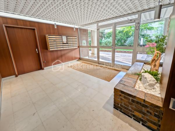Opportunité!

Appartement 99m2 avec 5 pièces , 3 grandes chambres : 11 à 14m2 (possibilité 4eme chambre), 
Grand séjour , salle de bain et salle d'eau. 

Au 3eme étage avec ascenseur. 

Idéalement situé avenue Philippe Auguste, à 2 pas du métro Philippe Auguste.

Les ++ :

Ascenseur 
Traversant : Sud/Nord
Double balcon 
Calme absolu
Résidence très bien entretenue & sécurisée
Climatisation récente 
Double séjour ( 30m2)
Possibilité d'ouvrir la cuisine sur le séjour 

Une cave et un parking complètent ce bien.

Rafraîchissement à prévoir.

Gros potentiel