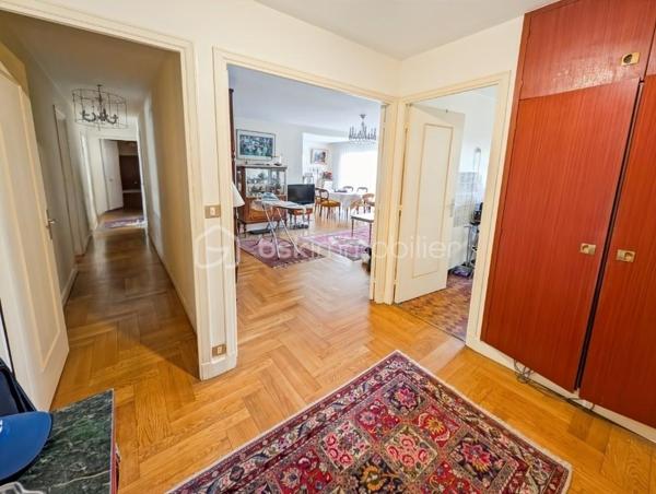 Opportunité!

Appartement 99m2 avec 5 pièces , 3 grandes chambres : 11 à 14m2 (possibilité 4eme chambre), 
Grand séjour , salle de bain et salle d'eau. 

Au 3eme étage avec ascenseur. 

Idéalement situé avenue Philippe Auguste, à 2 pas du métro Philippe Auguste.

Les ++ :

Ascenseur 
Traversant : Sud/Nord
Double balcon 
Calme absolu
Résidence très bien entretenue & sécurisée
Climatisation récente 
Double séjour ( 30m2)
Possibilité d'ouvrir la cuisine sur le séjour 

Une cave et un parking complètent ce bien.

Rafraîchissement à prévoir.

Gros potentiel