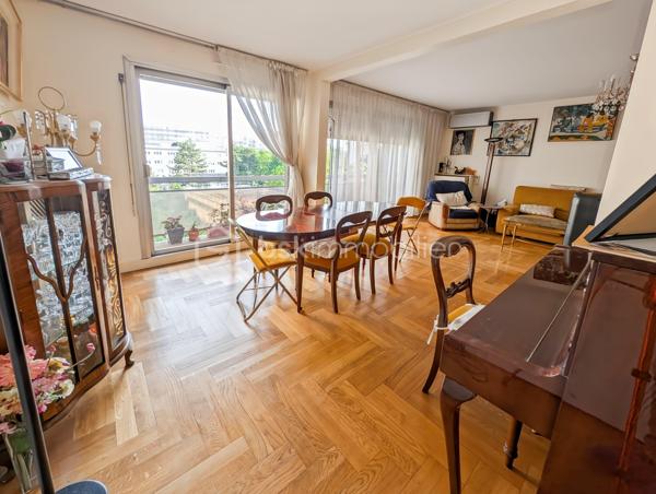 Opportunité!

Appartement 99m2 avec 5 pièces , 3 grandes chambres : 11 à 14m2 (possibilité 4eme chambre), 
Grand séjour , salle de bain et salle d'eau. 

Au 3eme étage avec ascenseur. 

Idéalement situé avenue Philippe Auguste, à 2 pas du métro Philippe Auguste.

Les ++ :

Ascenseur 
Traversant : Sud/Nord
Double balcon 
Calme absolu
Résidence très bien entretenue & sécurisée
Climatisation récente 
Double séjour ( 30m2)
Possibilité d'ouvrir la cuisine sur le séjour 

Une cave et un parking complètent ce bien.

Rafraîchissement à prévoir.

Gros potentiel