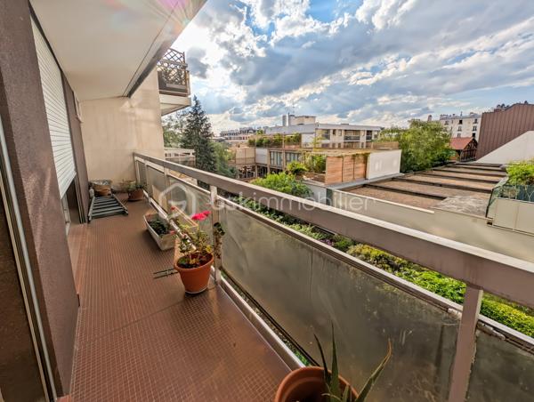 Opportunité!

Appartement 99m2 avec 5 pièces , 3 grandes chambres : 11 à 14m2 (possibilité 4eme chambre), 
Grand séjour , salle de bain et salle d'eau. 

Au 3eme étage avec ascenseur. 

Idéalement situé avenue Philippe Auguste, à 2 pas du métro Philippe Auguste.

Les ++ :

Ascenseur 
Traversant : Sud/Nord
Double balcon 
Calme absolu
Résidence très bien entretenue & sécurisée
Climatisation récente 
Double séjour ( 30m2)
Possibilité d'ouvrir la cuisine sur le séjour 

Une cave et un parking complètent ce bien.

Rafraîchissement à prévoir.

Gros potentiel