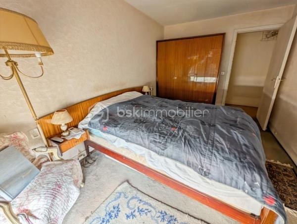 Opportunité!

Appartement 99m2 avec 5 pièces , 3 grandes chambres : 11 à 14m2 (possibilité 4eme chambre), 
Grand séjour , salle de bain et salle d'eau. 

Au 3eme étage avec ascenseur. 

Idéalement situé avenue Philippe Auguste, à 2 pas du métro Philippe Auguste.

Les ++ :

Ascenseur 
Traversant : Sud/Nord
Double balcon 
Calme absolu
Résidence très bien entretenue & sécurisée
Climatisation récente 
Double séjour ( 30m2)
Possibilité d'ouvrir la cuisine sur le séjour 

Une cave et un parking complètent ce bien.

Rafraîchissement à prévoir.

Gros potentiel