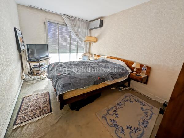 Opportunité!

Appartement 99m2 avec 5 pièces , 3 grandes chambres : 11 à 14m2 (possibilité 4eme chambre), 
Grand séjour , salle de bain et salle d'eau. 

Au 3eme étage avec ascenseur. 

Idéalement situé avenue Philippe Auguste, à 2 pas du métro Philippe Auguste.

Les ++ :

Ascenseur 
Traversant : Sud/Nord
Double balcon 
Calme absolu
Résidence très bien entretenue & sécurisée
Climatisation récente 
Double séjour ( 30m2)
Possibilité d'ouvrir la cuisine sur le séjour 

Une cave et un parking complètent ce bien.

Rafraîchissement à prévoir.

Gros potentiel