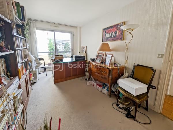 Opportunité!

Appartement 99m2 avec 5 pièces , 3 grandes chambres : 11 à 14m2 (possibilité 4eme chambre), 
Grand séjour , salle de bain et salle d'eau. 

Au 3eme étage avec ascenseur. 

Idéalement situé avenue Philippe Auguste, à 2 pas du métro Philippe Auguste.

Les ++ :

Ascenseur 
Traversant : Sud/Nord
Double balcon 
Calme absolu
Résidence très bien entretenue & sécurisée
Climatisation récente 
Double séjour ( 30m2)
Possibilité d'ouvrir la cuisine sur le séjour 

Une cave et un parking complètent ce bien.

Rafraîchissement à prévoir.

Gros potentiel