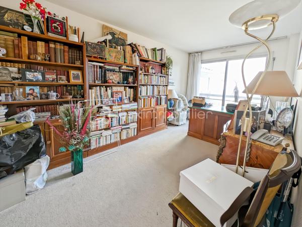 Opportunité!

Appartement 99m2 avec 5 pièces , 3 grandes chambres : 11 à 14m2 (possibilité 4eme chambre), 
Grand séjour , salle de bain et salle d'eau. 

Au 3eme étage avec ascenseur. 

Idéalement situé avenue Philippe Auguste, à 2 pas du métro Philippe Auguste.

Les ++ :

Ascenseur 
Traversant : Sud/Nord
Double balcon 
Calme absolu
Résidence très bien entretenue & sécurisée
Climatisation récente 
Double séjour ( 30m2)
Possibilité d'ouvrir la cuisine sur le séjour 

Une cave et un parking complètent ce bien.

Rafraîchissement à prévoir.

Gros potentiel