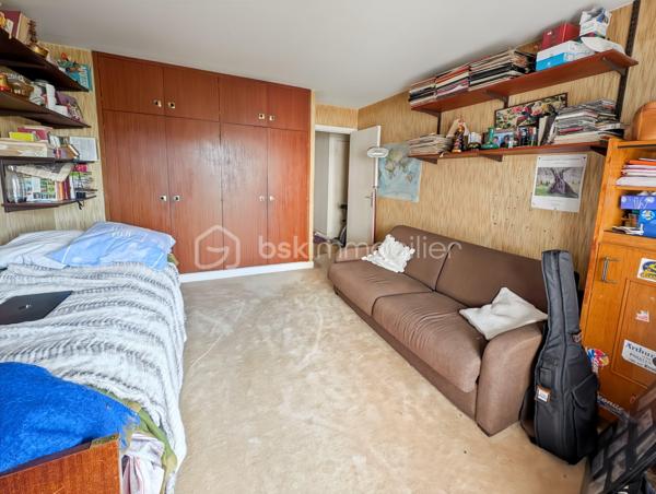 Opportunité!

Appartement 99m2 avec 5 pièces , 3 grandes chambres : 11 à 14m2 (possibilité 4eme chambre), 
Grand séjour , salle de bain et salle d'eau. 

Au 3eme étage avec ascenseur. 

Idéalement situé avenue Philippe Auguste, à 2 pas du métro Philippe Auguste.

Les ++ :

Ascenseur 
Traversant : Sud/Nord
Double balcon 
Calme absolu
Résidence très bien entretenue & sécurisée
Climatisation récente 
Double séjour ( 30m2)
Possibilité d'ouvrir la cuisine sur le séjour 

Une cave et un parking complètent ce bien.

Rafraîchissement à prévoir.

Gros potentiel