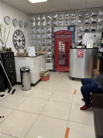 À vendre, ensemble immobilier composé de 3 lots sur 4 au sein d'une petite copropriété à syndic bénévole sans charges, comprenant les murs commerciaux et le fonds de commerce d'un salon de coiffure exploité depuis plusieurs années ainsi que deux logements indépendants.

Une opportunité rare offrant une combinaison de revenus commerciaux et résidentiels avec potentiel d'optimisation.

Composition du bien :
1) Local commercial exploité en salon de coiffure :
Surface commerciale de 21 m² avec vitrine sur rue
Réserve attenante de 8 m²
Sous-sol aménagé de 19 m² exploitable
Estimation locative : 1700 € / mois

2) Studio indépendant sur cour de 18 m²
Actuellement loué en meublé : 700 € / mois
DPE G

3) Appartement 2 pièces
Séjour avec cuisine ouverte
Salle d'eau avec WC
Chambre en souplex de 21 m²
DPE E
Actuellement loué en meublé : 1 000 € / mois

Informations importantes :
La vente porte sur 3 lots représentant l'activité commerciale et les deux logements. Un quatrième lot d'habitation, appartenant à un autre propriétaire, ne fait pas partie de la vente.

Les atouts :
✓ Murs commerciaux et fonds de commerce inclus
✓ Revenus locatifs immédiats
✓ Activité en place avec clientèle existante
✓ Diversification commerce + habitation
✓ Petite copropriété à faibles charges
✓ Plusieurs accès et espaces indépendants
✓ Potentiel d'optimisation locative
✓ Idéal investisseur patrimonial ou exploitant

Cet ensemble constitue une excellente opportunité pour un investisseur recherchant un actif mixte générant des revenus dès l'acquisition tout en bénéficiant d'un potentiel de valorisation à long terme.
Contactez moi pour organiser une visite.