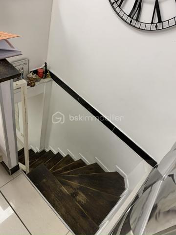 À vendre, ensemble immobilier composé de 3 lots sur 4 au sein d'une petite copropriété à syndic bénévole sans charges, comprenant les murs commerciaux et le fonds de commerce d'un salon de coiffure exploité depuis plusieurs années ainsi que deux logements indépendants.

Une opportunité rare offrant une combinaison de revenus commerciaux et résidentiels avec potentiel d'optimisation.

Composition du bien :
1) Local commercial exploité en salon de coiffure :
Surface commerciale de 21 m² avec vitrine sur rue
Réserve attenante de 8 m²
Sous-sol aménagé de 19 m² exploitable
Estimation locative : 1700 € / mois

2) Studio indépendant sur cour de 18 m²
Actuellement loué en meublé : 700 € / mois
DPE G

3) Appartement 2 pièces
Séjour avec cuisine ouverte
Salle d'eau avec WC
Chambre en souplex de 21 m²
DPE E
Actuellement loué en meublé : 1 000 € / mois

Informations importantes :
La vente porte sur 3 lots représentant l'activité commerciale et les deux logements. Un quatrième lot d'habitation, appartenant à un autre propriétaire, ne fait pas partie de la vente.

Les atouts :
✓ Murs commerciaux et fonds de commerce inclus
✓ Revenus locatifs immédiats
✓ Activité en place avec clientèle existante
✓ Diversification commerce + habitation
✓ Petite copropriété à faibles charges
✓ Plusieurs accès et espaces indépendants
✓ Potentiel d'optimisation locative
✓ Idéal investisseur patrimonial ou exploitant

Cet ensemble constitue une excellente opportunité pour un investisseur recherchant un actif mixte générant des revenus dès l'acquisition tout en bénéficiant d'un potentiel de valorisation à long terme.
Contactez moi pour organiser une visite.