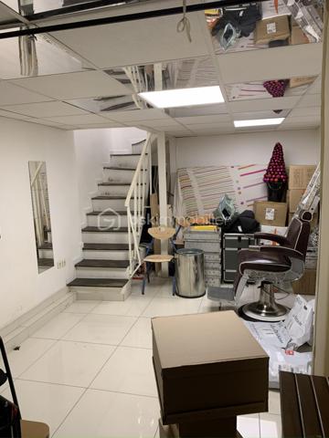 À vendre, ensemble immobilier composé de 3 lots sur 4 au sein d'une petite copropriété à syndic bénévole sans charges, comprenant les murs commerciaux et le fonds de commerce d'un salon de coiffure exploité depuis plusieurs années ainsi que deux logements indépendants.

Une opportunité rare offrant une combinaison de revenus commerciaux et résidentiels avec potentiel d'optimisation.

Composition du bien :
1) Local commercial exploité en salon de coiffure :
Surface commerciale de 21 m² avec vitrine sur rue
Réserve attenante de 8 m²
Sous-sol aménagé de 19 m² exploitable
Estimation locative : 1700 € / mois

2) Studio indépendant sur cour de 18 m²
Actuellement loué en meublé : 700 € / mois
DPE G

3) Appartement 2 pièces
Séjour avec cuisine ouverte
Salle d'eau avec WC
Chambre en souplex de 21 m²
DPE E
Actuellement loué en meublé : 1 000 € / mois

Informations importantes :
La vente porte sur 3 lots représentant l'activité commerciale et les deux logements. Un quatrième lot d'habitation, appartenant à un autre propriétaire, ne fait pas partie de la vente.

Les atouts :
✓ Murs commerciaux et fonds de commerce inclus
✓ Revenus locatifs immédiats
✓ Activité en place avec clientèle existante
✓ Diversification commerce + habitation
✓ Petite copropriété à faibles charges
✓ Plusieurs accès et espaces indépendants
✓ Potentiel d'optimisation locative
✓ Idéal investisseur patrimonial ou exploitant

Cet ensemble constitue une excellente opportunité pour un investisseur recherchant un actif mixte générant des revenus dès l'acquisition tout en bénéficiant d'un potentiel de valorisation à long terme.
Contactez moi pour organiser une visite.