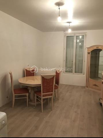 À vendre, ensemble immobilier composé de 3 lots sur 4 au sein d'une petite copropriété à syndic bénévole sans charges, comprenant les murs commerciaux et le fonds de commerce d'un salon de coiffure exploité depuis plusieurs années ainsi que deux logements indépendants.

Une opportunité rare offrant une combinaison de revenus commerciaux et résidentiels avec potentiel d'optimisation.

Composition du bien :
1) Local commercial exploité en salon de coiffure :
Surface commerciale de 21 m² avec vitrine sur rue
Réserve attenante de 8 m²
Sous-sol aménagé de 19 m² exploitable
Estimation locative : 1700 € / mois

2) Studio indépendant sur cour de 18 m²
Actuellement loué en meublé : 700 € / mois
DPE G

3) Appartement 2 pièces
Séjour avec cuisine ouverte
Salle d'eau avec WC
Chambre en souplex de 21 m²
DPE E
Actuellement loué en meublé : 1 000 € / mois

Informations importantes :
La vente porte sur 3 lots représentant l'activité commerciale et les deux logements. Un quatrième lot d'habitation, appartenant à un autre propriétaire, ne fait pas partie de la vente.

Les atouts :
✓ Murs commerciaux et fonds de commerce inclus
✓ Revenus locatifs immédiats
✓ Activité en place avec clientèle existante
✓ Diversification commerce + habitation
✓ Petite copropriété à faibles charges
✓ Plusieurs accès et espaces indépendants
✓ Potentiel d'optimisation locative
✓ Idéal investisseur patrimonial ou exploitant

Cet ensemble constitue une excellente opportunité pour un investisseur recherchant un actif mixte générant des revenus dès l'acquisition tout en bénéficiant d'un potentiel de valorisation à long terme.
Contactez moi pour organiser une visite.