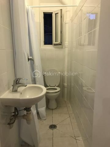 À vendre, ensemble immobilier composé de 3 lots sur 4 au sein d'une petite copropriété à syndic bénévole sans charges, comprenant les murs commerciaux et le fonds de commerce d'un salon de coiffure exploité depuis plusieurs années ainsi que deux logements indépendants.

Une opportunité rare offrant une combinaison de revenus commerciaux et résidentiels avec potentiel d'optimisation.

Composition du bien :
1) Local commercial exploité en salon de coiffure :
Surface commerciale de 21 m² avec vitrine sur rue
Réserve attenante de 8 m²
Sous-sol aménagé de 19 m² exploitable
Estimation locative : 1700 € / mois

2) Studio indépendant sur cour de 18 m²
Actuellement loué en meublé : 700 € / mois
DPE G

3) Appartement 2 pièces
Séjour avec cuisine ouverte
Salle d'eau avec WC
Chambre en souplex de 21 m²
DPE E
Actuellement loué en meublé : 1 000 € / mois

Informations importantes :
La vente porte sur 3 lots représentant l'activité commerciale et les deux logements. Un quatrième lot d'habitation, appartenant à un autre propriétaire, ne fait pas partie de la vente.

Les atouts :
✓ Murs commerciaux et fonds de commerce inclus
✓ Revenus locatifs immédiats
✓ Activité en place avec clientèle existante
✓ Diversification commerce + habitation
✓ Petite copropriété à faibles charges
✓ Plusieurs accès et espaces indépendants
✓ Potentiel d'optimisation locative
✓ Idéal investisseur patrimonial ou exploitant

Cet ensemble constitue une excellente opportunité pour un investisseur recherchant un actif mixte générant des revenus dès l'acquisition tout en bénéficiant d'un potentiel de valorisation à long terme.
Contactez moi pour organiser une visite.