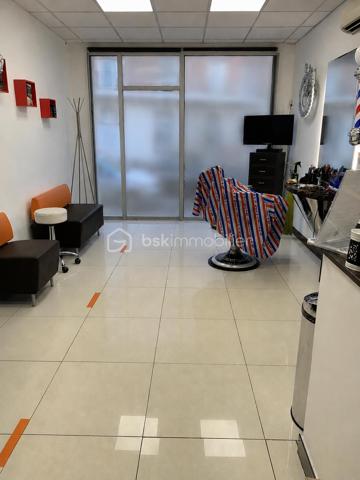 À vendre, ensemble immobilier composé de 3 lots sur 4 au sein d'une petite copropriété à syndic bénévole sans charges, comprenant les murs commerciaux et le fonds de commerce d'un salon de coiffure exploité depuis plusieurs années ainsi que deux logements indépendants.

Une opportunité rare offrant une combinaison de revenus commerciaux et résidentiels avec potentiel d'optimisation.

Composition du bien :
1) Local commercial exploité en salon de coiffure :
Surface commerciale de 21 m² avec vitrine sur rue
Réserve attenante de 8 m²
Sous-sol aménagé de 19 m² exploitable
Estimation locative : 1700 € / mois

2) Studio indépendant sur cour de 18 m²
Actuellement loué en meublé : 700 € / mois
DPE G

3) Appartement 2 pièces
Séjour avec cuisine ouverte
Salle d'eau avec WC
Chambre en souplex de 21 m²
DPE E
Actuellement loué en meublé : 1 000 € / mois

Informations importantes :
La vente porte sur 3 lots représentant l'activité commerciale et les deux logements. Un quatrième lot d'habitation, appartenant à un autre propriétaire, ne fait pas partie de la vente.

Les atouts :
✓ Murs commerciaux et fonds de commerce inclus
✓ Revenus locatifs immédiats
✓ Activité en place avec clientèle existante
✓ Diversification commerce + habitation
✓ Petite copropriété à faibles charges
✓ Plusieurs accès et espaces indépendants
✓ Potentiel d'optimisation locative
✓ Idéal investisseur patrimonial ou exploitant

Cet ensemble constitue une excellente opportunité pour un investisseur recherchant un actif mixte générant des revenus dès l'acquisition tout en bénéficiant d'un potentiel de valorisation à long terme.
Contactez moi pour organiser une visite.