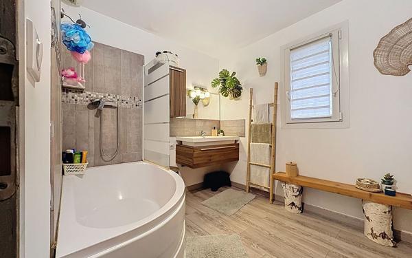 Appartement à vendre    4 pièces • 104 m2 Codognan