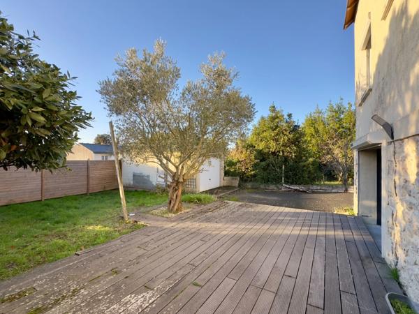 SAUMUR, Proche Nantilly, Maison 4 chambres de 115m² avec jardin et garage.