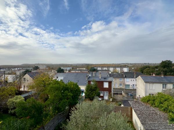 SAUMUR, Proche Nantilly, Maison 4 chambres de 115m² avec jardin et garage.