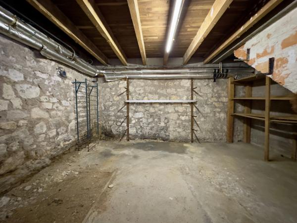 SAUMUR, Proche Nantilly, Maison 4 chambres de 115m² avec jardin et garage.