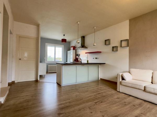 SAUMUR, Proche Nantilly, Maison 4 chambres de 115m² avec jardin et garage.