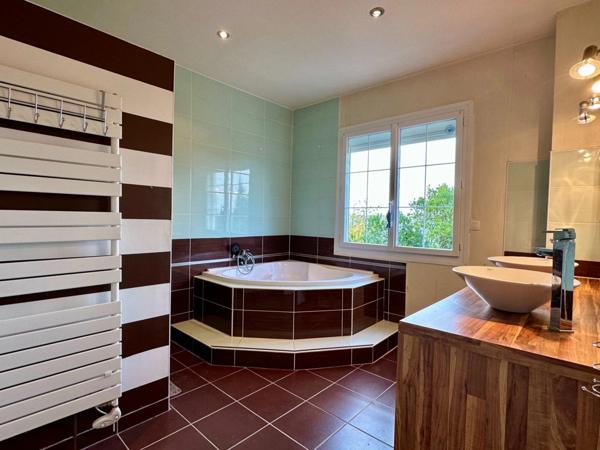 SAUMUR, Proche Nantilly, Maison 4 chambres de 115m² avec jardin et garage.