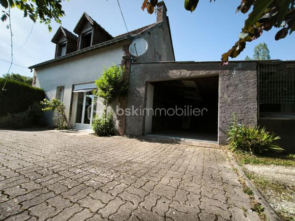 Je vous propose de découvrir cette maison pleine de charme située dans un petit hameau paisible de la commune de Monthodon, à quelques minutes de Château-Renault.

Cette ancienne grange entièrement réhabilitée offre aujourd'hui une surface habitable d’environ 110 m², implantée sur un terrain de 715 m², dans un environnement calme et sans vis-à-vis.

Dès l’entrée, on découvre une belle pièce de vie lumineuse d’environ 55 m², composée d’un salon-séjour ouvert sur la cuisine et prolongée par une agréable véranda. L’ensemble est orienté sud / ouest, apportant une belle luminosité tout au long de la journée et un accès direct à la terrasse exposée plein sud, idéale pour profiter des extérieurs.

La maison dispose de trois chambres, d’une salle de bain, d’une salle d’eau avec WC, ainsi que de nombreux espaces fonctionnels.

Côté dépendances, vous trouverez :
- un garage d’environ 30 m²
- petites dépendances pour environ 20 m²

Les équipements récents apportent un réel confort :
double vitrage
chauffage par pompe à chaleur
fibre optique déjà raccordée
DPE classé C

Un bien idéal pour celles et ceux qui recherchent le calme de la campagne tout en restant à proximité des commodités du secteur de Château-Renault.

Pour plus d’informations ou organiser une visite, je reste à votre disposition.