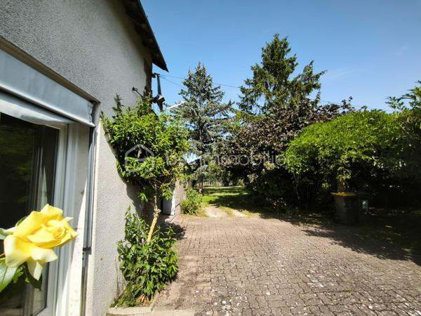Je vous propose de découvrir cette maison pleine de charme située dans un petit hameau paisible de la commune de Monthodon, à quelques minutes de Château-Renault.

Cette ancienne grange entièrement réhabilitée offre aujourd'hui une surface habitable d’environ 110 m², implantée sur un terrain de 715 m², dans un environnement calme et sans vis-à-vis.

Dès l’entrée, on découvre une belle pièce de vie lumineuse d’environ 55 m², composée d’un salon-séjour ouvert sur la cuisine et prolongée par une agréable véranda. L’ensemble est orienté sud / ouest, apportant une belle luminosité tout au long de la journée et un accès direct à la terrasse exposée plein sud, idéale pour profiter des extérieurs.

La maison dispose de trois chambres, d’une salle de bain, d’une salle d’eau avec WC, ainsi que de nombreux espaces fonctionnels.

Côté dépendances, vous trouverez :
- un garage d’environ 30 m²
- petites dépendances pour environ 20 m²

Les équipements récents apportent un réel confort :
double vitrage
chauffage par pompe à chaleur
fibre optique déjà raccordée
DPE classé C

Un bien idéal pour celles et ceux qui recherchent le calme de la campagne tout en restant à proximité des commodités du secteur de Château-Renault.

Pour plus d’informations ou organiser une visite, je reste à votre disposition.