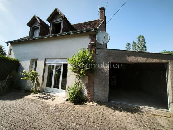 Je vous propose de découvrir cette maison pleine de charme située dans un petit hameau paisible de la commune de Monthodon, à quelques minutes de Château-Renault.

Cette ancienne grange entièrement réhabilitée offre aujourd'hui une surface habitable d’environ 110 m², implantée sur un terrain de 715 m², dans un environnement calme et sans vis-à-vis.

Dès l’entrée, on découvre une belle pièce de vie lumineuse d’environ 55 m², composée d’un salon-séjour ouvert sur la cuisine et prolongée par une agréable véranda. L’ensemble est orienté sud / ouest, apportant une belle luminosité tout au long de la journée et un accès direct à la terrasse exposée plein sud, idéale pour profiter des extérieurs.

La maison dispose de trois chambres, d’une salle de bain, d’une salle d’eau avec WC, ainsi que de nombreux espaces fonctionnels.

Côté dépendances, vous trouverez :
- un garage d’environ 30 m²
- petites dépendances pour environ 20 m²

Les équipements récents apportent un réel confort :
double vitrage
chauffage par pompe à chaleur
fibre optique déjà raccordée
DPE classé C

Un bien idéal pour celles et ceux qui recherchent le calme de la campagne tout en restant à proximité des commodités du secteur de Château-Renault.

Pour plus d’informations ou organiser une visite, je reste à votre disposition.