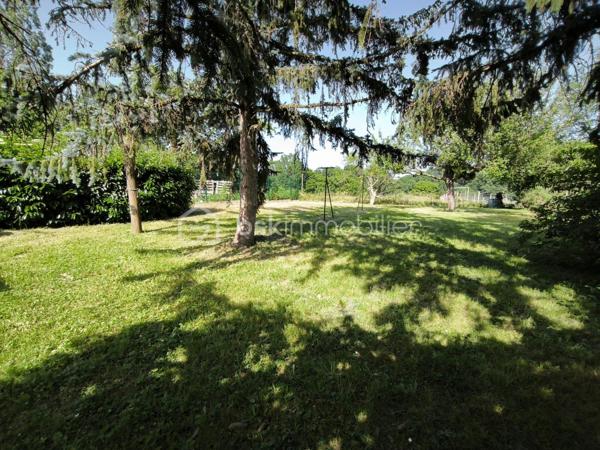 Je vous propose de découvrir cette maison pleine de charme située dans un petit hameau paisible de la commune de Monthodon, à quelques minutes de Château-Renault.

Cette ancienne grange entièrement réhabilitée offre aujourd'hui une surface habitable d’environ 110 m², implantée sur un terrain de 715 m², dans un environnement calme et sans vis-à-vis.

Dès l’entrée, on découvre une belle pièce de vie lumineuse d’environ 55 m², composée d’un salon-séjour ouvert sur la cuisine et prolongée par une agréable véranda. L’ensemble est orienté sud / ouest, apportant une belle luminosité tout au long de la journée et un accès direct à la terrasse exposée plein sud, idéale pour profiter des extérieurs.

La maison dispose de trois chambres, d’une salle de bain, d’une salle d’eau avec WC, ainsi que de nombreux espaces fonctionnels.

Côté dépendances, vous trouverez :
- un garage d’environ 30 m²
- petites dépendances pour environ 20 m²

Les équipements récents apportent un réel confort :
double vitrage
chauffage par pompe à chaleur
fibre optique déjà raccordée
DPE classé C

Un bien idéal pour celles et ceux qui recherchent le calme de la campagne tout en restant à proximité des commodités du secteur de Château-Renault.

Pour plus d’informations ou organiser une visite, je reste à votre disposition.