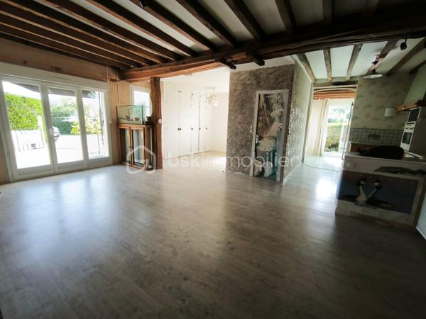 Je vous propose de découvrir cette maison pleine de charme située dans un petit hameau paisible de la commune de Monthodon, à quelques minutes de Château-Renault.

Cette ancienne grange entièrement réhabilitée offre aujourd'hui une surface habitable d’environ 110 m², implantée sur un terrain de 715 m², dans un environnement calme et sans vis-à-vis.

Dès l’entrée, on découvre une belle pièce de vie lumineuse d’environ 55 m², composée d’un salon-séjour ouvert sur la cuisine et prolongée par une agréable véranda. L’ensemble est orienté sud / ouest, apportant une belle luminosité tout au long de la journée et un accès direct à la terrasse exposée plein sud, idéale pour profiter des extérieurs.

La maison dispose de trois chambres, d’une salle de bain, d’une salle d’eau avec WC, ainsi que de nombreux espaces fonctionnels.

Côté dépendances, vous trouverez :
- un garage d’environ 30 m²
- petites dépendances pour environ 20 m²

Les équipements récents apportent un réel confort :
double vitrage
chauffage par pompe à chaleur
fibre optique déjà raccordée
DPE classé C

Un bien idéal pour celles et ceux qui recherchent le calme de la campagne tout en restant à proximité des commodités du secteur de Château-Renault.

Pour plus d’informations ou organiser une visite, je reste à votre disposition.