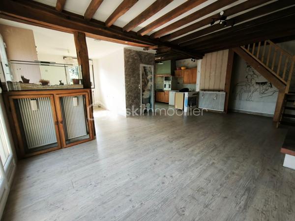 Je vous propose de découvrir cette maison pleine de charme située dans un petit hameau paisible de la commune de Monthodon, à quelques minutes de Château-Renault.

Cette ancienne grange entièrement réhabilitée offre aujourd'hui une surface habitable d’environ 110 m², implantée sur un terrain de 715 m², dans un environnement calme et sans vis-à-vis.

Dès l’entrée, on découvre une belle pièce de vie lumineuse d’environ 55 m², composée d’un salon-séjour ouvert sur la cuisine et prolongée par une agréable véranda. L’ensemble est orienté sud / ouest, apportant une belle luminosité tout au long de la journée et un accès direct à la terrasse exposée plein sud, idéale pour profiter des extérieurs.

La maison dispose de trois chambres, d’une salle de bain, d’une salle d’eau avec WC, ainsi que de nombreux espaces fonctionnels.

Côté dépendances, vous trouverez :
- un garage d’environ 30 m²
- petites dépendances pour environ 20 m²

Les équipements récents apportent un réel confort :
double vitrage
chauffage par pompe à chaleur
fibre optique déjà raccordée
DPE classé C

Un bien idéal pour celles et ceux qui recherchent le calme de la campagne tout en restant à proximité des commodités du secteur de Château-Renault.

Pour plus d’informations ou organiser une visite, je reste à votre disposition.