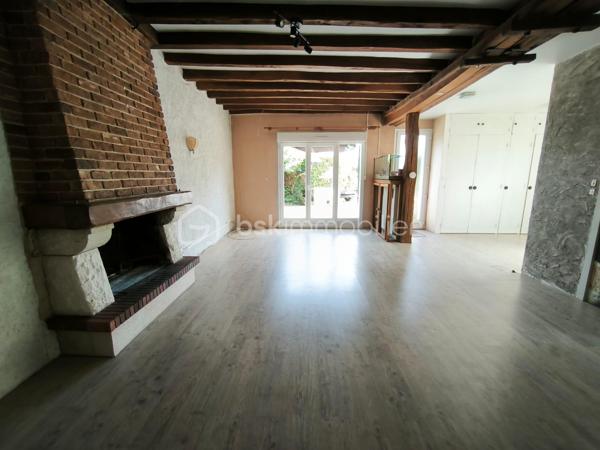 Je vous propose de découvrir cette maison pleine de charme située dans un petit hameau paisible de la commune de Monthodon, à quelques minutes de Château-Renault.

Cette ancienne grange entièrement réhabilitée offre aujourd'hui une surface habitable d’environ 110 m², implantée sur un terrain de 715 m², dans un environnement calme et sans vis-à-vis.

Dès l’entrée, on découvre une belle pièce de vie lumineuse d’environ 55 m², composée d’un salon-séjour ouvert sur la cuisine et prolongée par une agréable véranda. L’ensemble est orienté sud / ouest, apportant une belle luminosité tout au long de la journée et un accès direct à la terrasse exposée plein sud, idéale pour profiter des extérieurs.

La maison dispose de trois chambres, d’une salle de bain, d’une salle d’eau avec WC, ainsi que de nombreux espaces fonctionnels.

Côté dépendances, vous trouverez :
- un garage d’environ 30 m²
- petites dépendances pour environ 20 m²

Les équipements récents apportent un réel confort :
double vitrage
chauffage par pompe à chaleur
fibre optique déjà raccordée
DPE classé C

Un bien idéal pour celles et ceux qui recherchent le calme de la campagne tout en restant à proximité des commodités du secteur de Château-Renault.

Pour plus d’informations ou organiser une visite, je reste à votre disposition.