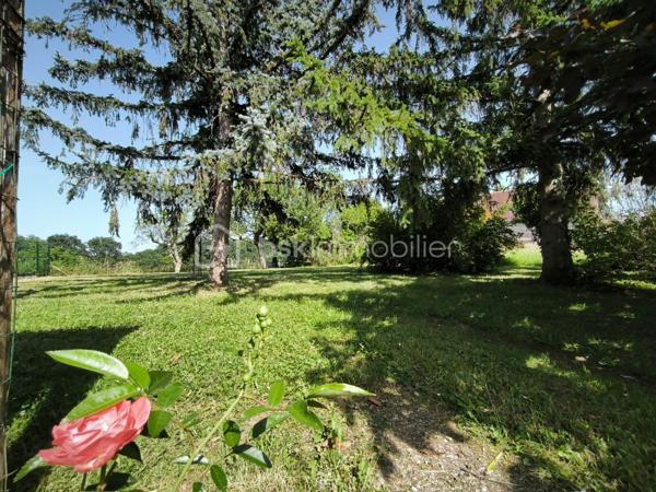 Je vous propose de découvrir cette maison pleine de charme située dans un petit hameau paisible de la commune de Monthodon, à quelques minutes de Château-Renault.

Cette ancienne grange entièrement réhabilitée offre aujourd'hui une surface habitable d’environ 110 m², implantée sur un terrain de 715 m², dans un environnement calme et sans vis-à-vis.

Dès l’entrée, on découvre une belle pièce de vie lumineuse d’environ 55 m², composée d’un salon-séjour ouvert sur la cuisine et prolongée par une agréable véranda. L’ensemble est orienté sud / ouest, apportant une belle luminosité tout au long de la journée et un accès direct à la terrasse exposée plein sud, idéale pour profiter des extérieurs.

La maison dispose de trois chambres, d’une salle de bain, d’une salle d’eau avec WC, ainsi que de nombreux espaces fonctionnels.

Côté dépendances, vous trouverez :
- un garage d’environ 30 m²
- petites dépendances pour environ 20 m²

Les équipements récents apportent un réel confort :
double vitrage
chauffage par pompe à chaleur
fibre optique déjà raccordée
DPE classé C

Un bien idéal pour celles et ceux qui recherchent le calme de la campagne tout en restant à proximité des commodités du secteur de Château-Renault.

Pour plus d’informations ou organiser une visite, je reste à votre disposition.