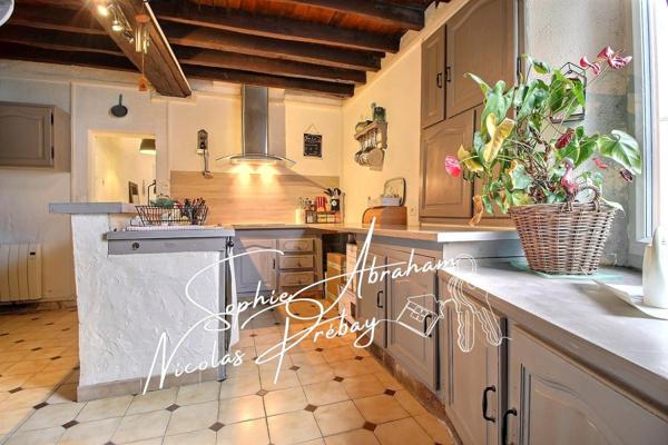 Charmante maison en pierres avec garage et cour