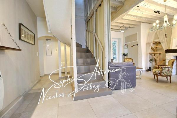 Charmante maison en pierres avec garage et cour