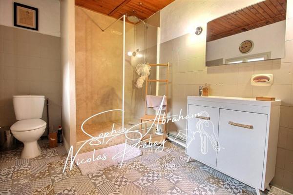 Charmante maison en pierres avec garage et cour