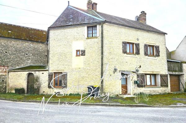 Charmante maison en pierres avec garage et cour