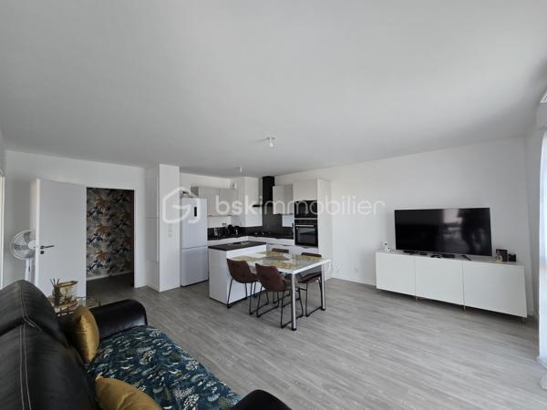 Appartement T2 récent avec balcon exposé Sud et parking en sous-sol – Bourgbarré

Situé au cœur d'une résidence récente de 2023, venez découvrir ce superbe appartement T2 de 51 m² offrant des prestations actuelles et un cadre de vie privilégié à Bourgbarré.

Dès l'entrée, vous serez séduits par sa vaste pièce de vie baignée de lumière grâce à son exposition plein Sud et à ses larges ouvertures. L'espace de vie, particulièrement agréable, s'articule autour d'une cuisine contemporaine aménagée et équipée avec son îlot central, idéale pour cuisiner et recevoir en toute convivialité.

L'ensemble bénéficie d'une décoration soignée et d'un état irréprochable, permettant une installation immédiate sans aucun travaux.

L'espace nuit comprend une belle chambre avec sa salle d'eau privative, apportant confort et intimité au quotidien.

Vous disposerez également :

d'un WC indépendant,
d'un espace buanderie/rangement particulièrement pratique,
d'un agréable balcon couvert exposé Sud, offrant une vue dégagée sur les environs et en partie sur la campagne,
d'une place de parking privative en sous-sol sécurisé.
Les atouts de ce bien :

✔ Construction récente de 2023
✔ Appartement encore sous garantie décennale
✔ Exposition plein Sud
✔ Très belle luminosité naturelle
✔ Cuisine moderne aménagée et équipée avec îlot central
✔ Vue dégagée sans vis-à-vis direct
✔ Balcon couvert idéal pour profiter des beaux jours
✔ Chambre avec salle d'eau privative
✔ Stationnement sécurisé en sous-sol
✔ Aucun travaux à prévoir

Idéal pour une première acquisition, un investissement locatif ou pour toute personne souhaitant profiter du confort d'un logement récent dans un environnement calme et recherché.

Une visite s'impose !