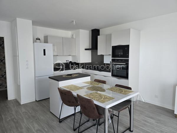 Appartement T2 récent avec balcon exposé Sud et parking en sous-sol – Bourgbarré

Situé au cœur d'une résidence récente de 2023, venez découvrir ce superbe appartement T2 de 51 m² offrant des prestations actuelles et un cadre de vie privilégié à Bourgbarré.

Dès l'entrée, vous serez séduits par sa vaste pièce de vie baignée de lumière grâce à son exposition plein Sud et à ses larges ouvertures. L'espace de vie, particulièrement agréable, s'articule autour d'une cuisine contemporaine aménagée et équipée avec son îlot central, idéale pour cuisiner et recevoir en toute convivialité.

L'ensemble bénéficie d'une décoration soignée et d'un état irréprochable, permettant une installation immédiate sans aucun travaux.

L'espace nuit comprend une belle chambre avec sa salle d'eau privative, apportant confort et intimité au quotidien.

Vous disposerez également :

d'un WC indépendant,
d'un espace buanderie/rangement particulièrement pratique,
d'un agréable balcon couvert exposé Sud, offrant une vue dégagée sur les environs et en partie sur la campagne,
d'une place de parking privative en sous-sol sécurisé.
Les atouts de ce bien :

✔ Construction récente de 2023
✔ Appartement encore sous garantie décennale
✔ Exposition plein Sud
✔ Très belle luminosité naturelle
✔ Cuisine moderne aménagée et équipée avec îlot central
✔ Vue dégagée sans vis-à-vis direct
✔ Balcon couvert idéal pour profiter des beaux jours
✔ Chambre avec salle d'eau privative
✔ Stationnement sécurisé en sous-sol
✔ Aucun travaux à prévoir

Idéal pour une première acquisition, un investissement locatif ou pour toute personne souhaitant profiter du confort d'un logement récent dans un environnement calme et recherché.

Une visite s'impose !