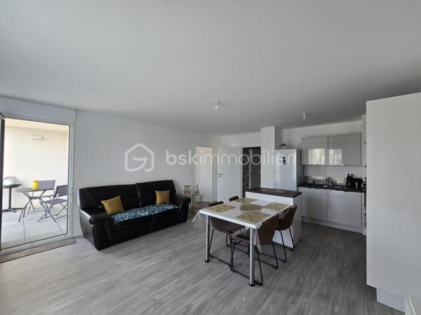 Appartement T2 récent avec balcon exposé Sud et parking en sous-sol – Bourgbarré

Situé au cœur d'une résidence récente de 2023, venez découvrir ce superbe appartement T2 de 51 m² offrant des prestations actuelles et un cadre de vie privilégié à Bourgbarré.

Dès l'entrée, vous serez séduits par sa vaste pièce de vie baignée de lumière grâce à son exposition plein Sud et à ses larges ouvertures. L'espace de vie, particulièrement agréable, s'articule autour d'une cuisine contemporaine aménagée et équipée avec son îlot central, idéale pour cuisiner et recevoir en toute convivialité.

L'ensemble bénéficie d'une décoration soignée et d'un état irréprochable, permettant une installation immédiate sans aucun travaux.

L'espace nuit comprend une belle chambre avec sa salle d'eau privative, apportant confort et intimité au quotidien.

Vous disposerez également :

d'un WC indépendant,
d'un espace buanderie/rangement particulièrement pratique,
d'un agréable balcon couvert exposé Sud, offrant une vue dégagée sur les environs et en partie sur la campagne,
d'une place de parking privative en sous-sol sécurisé.
Les atouts de ce bien :

✔ Construction récente de 2023
✔ Appartement encore sous garantie décennale
✔ Exposition plein Sud
✔ Très belle luminosité naturelle
✔ Cuisine moderne aménagée et équipée avec îlot central
✔ Vue dégagée sans vis-à-vis direct
✔ Balcon couvert idéal pour profiter des beaux jours
✔ Chambre avec salle d'eau privative
✔ Stationnement sécurisé en sous-sol
✔ Aucun travaux à prévoir

Idéal pour une première acquisition, un investissement locatif ou pour toute personne souhaitant profiter du confort d'un logement récent dans un environnement calme et recherché.

Une visite s'impose !