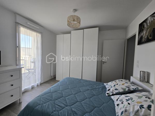 Appartement T2 récent avec balcon exposé Sud et parking en sous-sol – Bourgbarré

Situé au cœur d'une résidence récente de 2023, venez découvrir ce superbe appartement T2 de 51 m² offrant des prestations actuelles et un cadre de vie privilégié à Bourgbarré.

Dès l'entrée, vous serez séduits par sa vaste pièce de vie baignée de lumière grâce à son exposition plein Sud et à ses larges ouvertures. L'espace de vie, particulièrement agréable, s'articule autour d'une cuisine contemporaine aménagée et équipée avec son îlot central, idéale pour cuisiner et recevoir en toute convivialité.

L'ensemble bénéficie d'une décoration soignée et d'un état irréprochable, permettant une installation immédiate sans aucun travaux.

L'espace nuit comprend une belle chambre avec sa salle d'eau privative, apportant confort et intimité au quotidien.

Vous disposerez également :

d'un WC indépendant,
d'un espace buanderie/rangement particulièrement pratique,
d'un agréable balcon couvert exposé Sud, offrant une vue dégagée sur les environs et en partie sur la campagne,
d'une place de parking privative en sous-sol sécurisé.
Les atouts de ce bien :

✔ Construction récente de 2023
✔ Appartement encore sous garantie décennale
✔ Exposition plein Sud
✔ Très belle luminosité naturelle
✔ Cuisine moderne aménagée et équipée avec îlot central
✔ Vue dégagée sans vis-à-vis direct
✔ Balcon couvert idéal pour profiter des beaux jours
✔ Chambre avec salle d'eau privative
✔ Stationnement sécurisé en sous-sol
✔ Aucun travaux à prévoir

Idéal pour une première acquisition, un investissement locatif ou pour toute personne souhaitant profiter du confort d'un logement récent dans un environnement calme et recherché.

Une visite s'impose !
