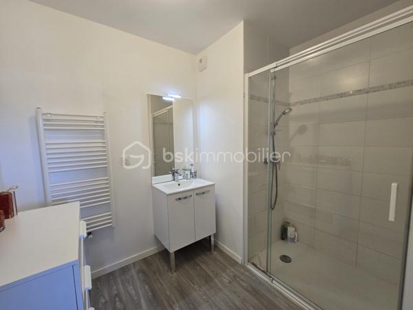 Appartement T2 récent avec balcon exposé Sud et parking en sous-sol – Bourgbarré

Situé au cœur d'une résidence récente de 2023, venez découvrir ce superbe appartement T2 de 51 m² offrant des prestations actuelles et un cadre de vie privilégié à Bourgbarré.

Dès l'entrée, vous serez séduits par sa vaste pièce de vie baignée de lumière grâce à son exposition plein Sud et à ses larges ouvertures. L'espace de vie, particulièrement agréable, s'articule autour d'une cuisine contemporaine aménagée et équipée avec son îlot central, idéale pour cuisiner et recevoir en toute convivialité.

L'ensemble bénéficie d'une décoration soignée et d'un état irréprochable, permettant une installation immédiate sans aucun travaux.

L'espace nuit comprend une belle chambre avec sa salle d'eau privative, apportant confort et intimité au quotidien.

Vous disposerez également :

d'un WC indépendant,
d'un espace buanderie/rangement particulièrement pratique,
d'un agréable balcon couvert exposé Sud, offrant une vue dégagée sur les environs et en partie sur la campagne,
d'une place de parking privative en sous-sol sécurisé.
Les atouts de ce bien :

✔ Construction récente de 2023
✔ Appartement encore sous garantie décennale
✔ Exposition plein Sud
✔ Très belle luminosité naturelle
✔ Cuisine moderne aménagée et équipée avec îlot central
✔ Vue dégagée sans vis-à-vis direct
✔ Balcon couvert idéal pour profiter des beaux jours
✔ Chambre avec salle d'eau privative
✔ Stationnement sécurisé en sous-sol
✔ Aucun travaux à prévoir

Idéal pour une première acquisition, un investissement locatif ou pour toute personne souhaitant profiter du confort d'un logement récent dans un environnement calme et recherché.

Une visite s'impose !