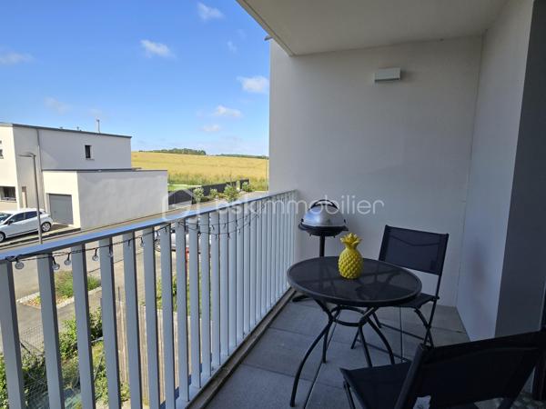 Appartement T2 récent avec balcon exposé Sud et parking en sous-sol – Bourgbarré

Situé au cœur d'une résidence récente de 2023, venez découvrir ce superbe appartement T2 de 51 m² offrant des prestations actuelles et un cadre de vie privilégié à Bourgbarré.

Dès l'entrée, vous serez séduits par sa vaste pièce de vie baignée de lumière grâce à son exposition plein Sud et à ses larges ouvertures. L'espace de vie, particulièrement agréable, s'articule autour d'une cuisine contemporaine aménagée et équipée avec son îlot central, idéale pour cuisiner et recevoir en toute convivialité.

L'ensemble bénéficie d'une décoration soignée et d'un état irréprochable, permettant une installation immédiate sans aucun travaux.

L'espace nuit comprend une belle chambre avec sa salle d'eau privative, apportant confort et intimité au quotidien.

Vous disposerez également :

d'un WC indépendant,
d'un espace buanderie/rangement particulièrement pratique,
d'un agréable balcon couvert exposé Sud, offrant une vue dégagée sur les environs et en partie sur la campagne,
d'une place de parking privative en sous-sol sécurisé.
Les atouts de ce bien :

✔ Construction récente de 2023
✔ Appartement encore sous garantie décennale
✔ Exposition plein Sud
✔ Très belle luminosité naturelle
✔ Cuisine moderne aménagée et équipée avec îlot central
✔ Vue dégagée sans vis-à-vis direct
✔ Balcon couvert idéal pour profiter des beaux jours
✔ Chambre avec salle d'eau privative
✔ Stationnement sécurisé en sous-sol
✔ Aucun travaux à prévoir

Idéal pour une première acquisition, un investissement locatif ou pour toute personne souhaitant profiter du confort d'un logement récent dans un environnement calme et recherché.

Une visite s'impose !