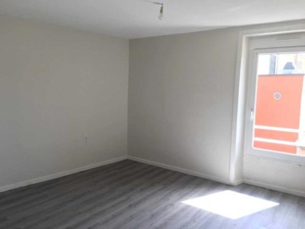 SAINT FLORENT DES BOIS 85310 APPARTEMENT RENOVE T3 70M² / 2 CHAMBRES AVEC TERRASSE ET DEPENDANCE