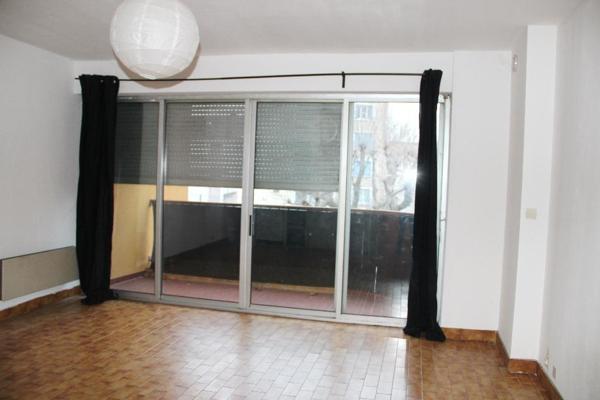 STUDIO TOUT CONFORT DANS COPROPRIETE CENTRE VILLE - PARKING - BALCON