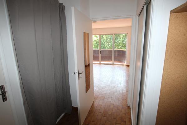 STUDIO TOUT CONFORT DANS COPROPRIETE CENTRE VILLE - PARKING - BALCON