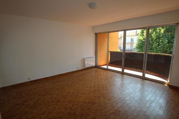 STUDIO TOUT CONFORT DANS COPROPRIETE CENTRE VILLE - PARKING - BALCON