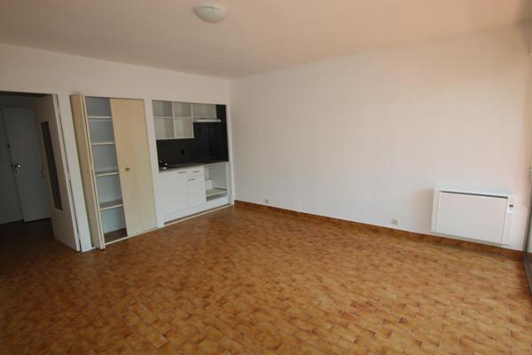 STUDIO TOUT CONFORT DANS COPROPRIETE CENTRE VILLE - PARKING - BALCON