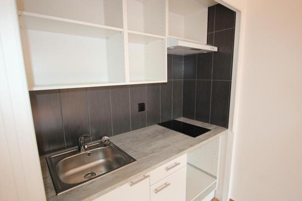 STUDIO TOUT CONFORT DANS COPROPRIETE CENTRE VILLE - PARKING - BALCON