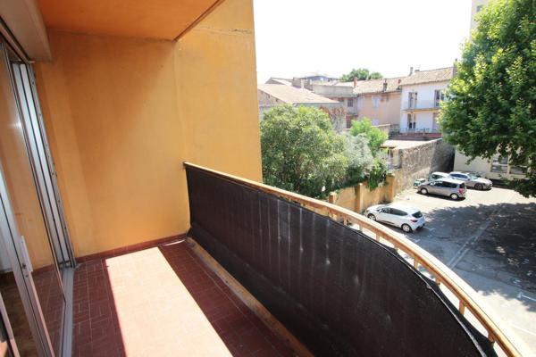 STUDIO TOUT CONFORT DANS COPROPRIETE CENTRE VILLE - PARKING - BALCON
