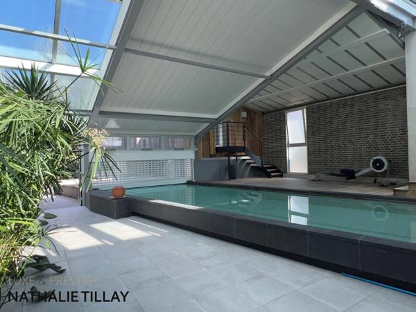 Orléans face Loire, vue exceptionnelle, Maison d'architecte 330 m²: 231 m² habitables, et piscine intérieure 90 m² in et out sur jardin