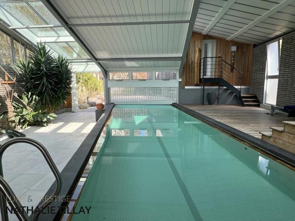 Orléans face Loire, vue exceptionnelle, Maison d'architecte 330 m²: 231 m² habitables, et piscine intérieure 90 m² in et out sur jardin